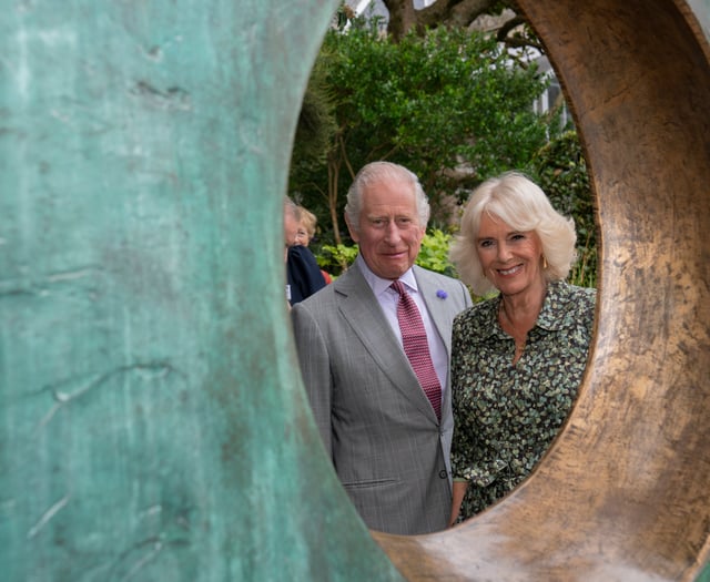 King and Queen thrill crowds on visit to St Ives