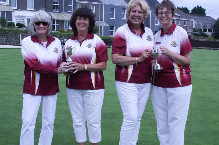 The Ladies' Drawn Pairs finalists. 