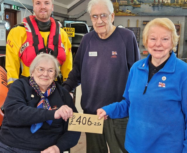 Volunteers request donations to lifeboat on 60th wedding anniversary